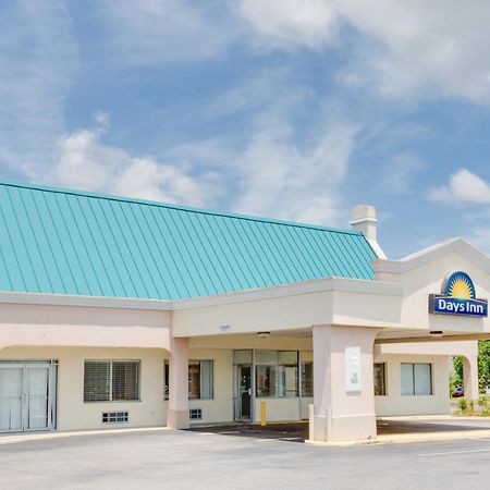 Days Inn By Wyndham Честър Екстериор снимка