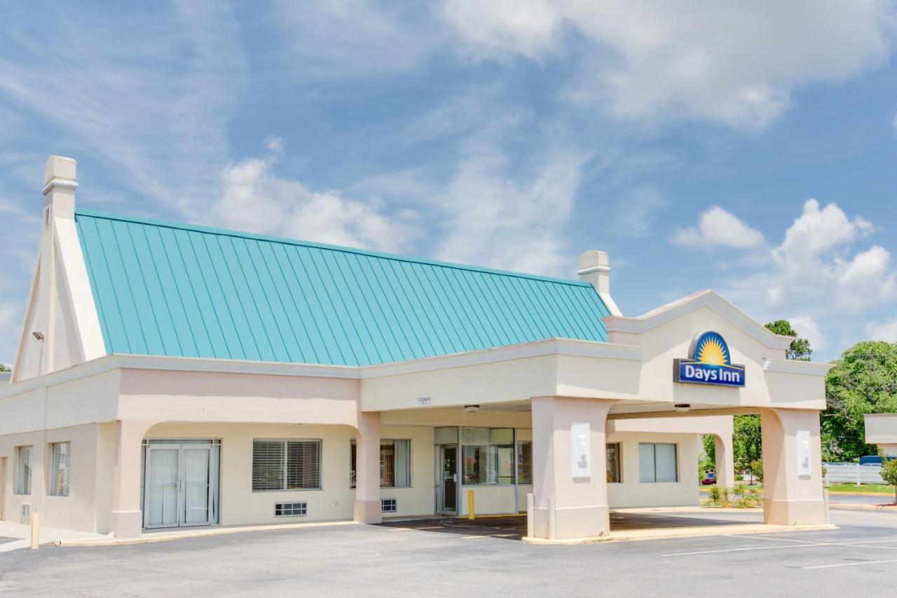 Days Inn By Wyndham Честър Екстериор снимка